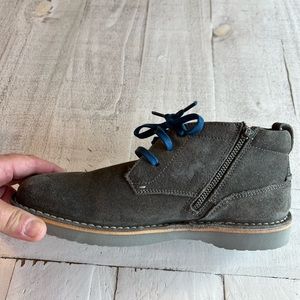 Brand New Boys size 6 Florsheim Chucka grey boots.
